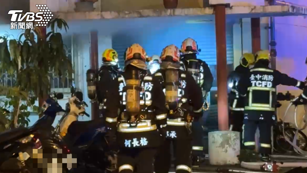 起火點疑似在客廳。(圖/TVBS)