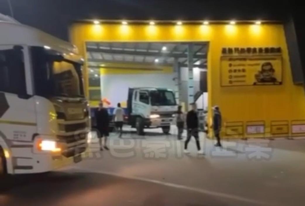 疲老闆倉庫深夜搬貨,大貨車不斷進出。(圖/翻攝自黑色豪門企業)
