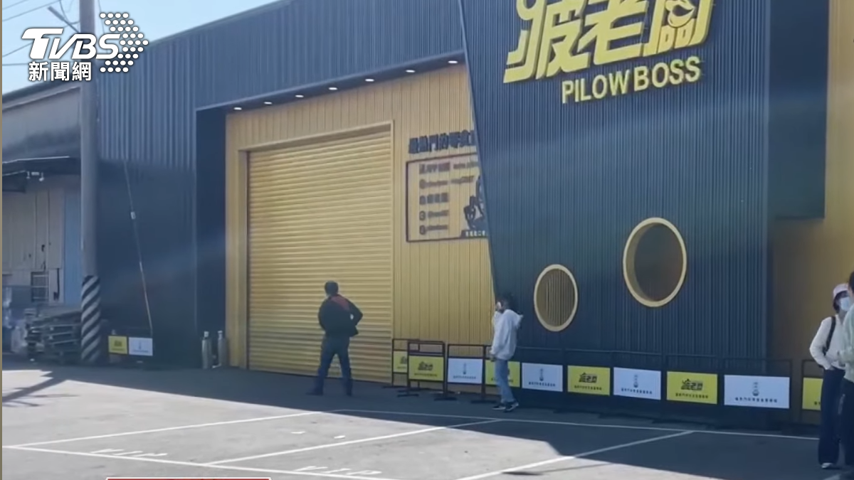 疲老闆228連假未開店,不少遊客撲空。(圖/TVBS)