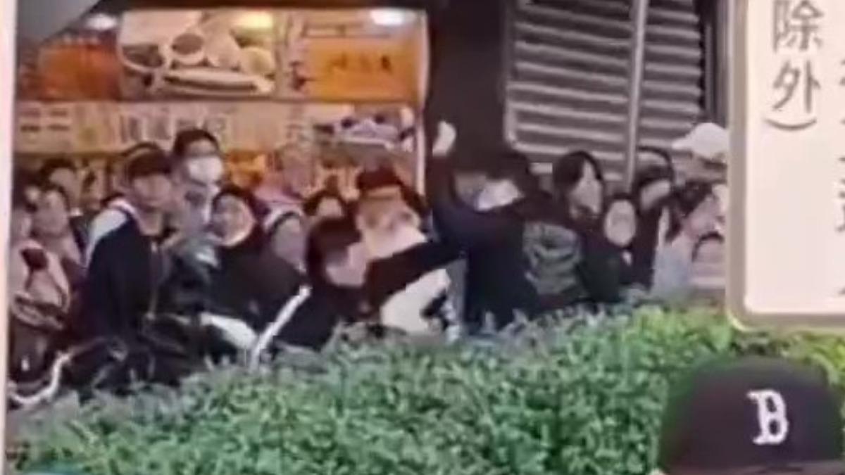 淡水老街假日人潮爆 !男被輾到腳互毆 辣椒水、安全帽全出爐