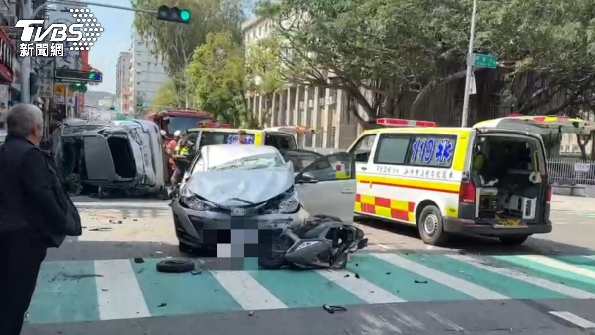 新竹轎車失控連撞4車「全爛」 機車女騎士遭重擊搶救不治
