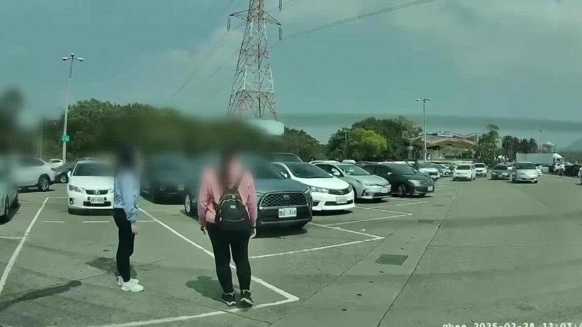 「人肉佔位」不給停! 女阻擋還「拍車」爆口角