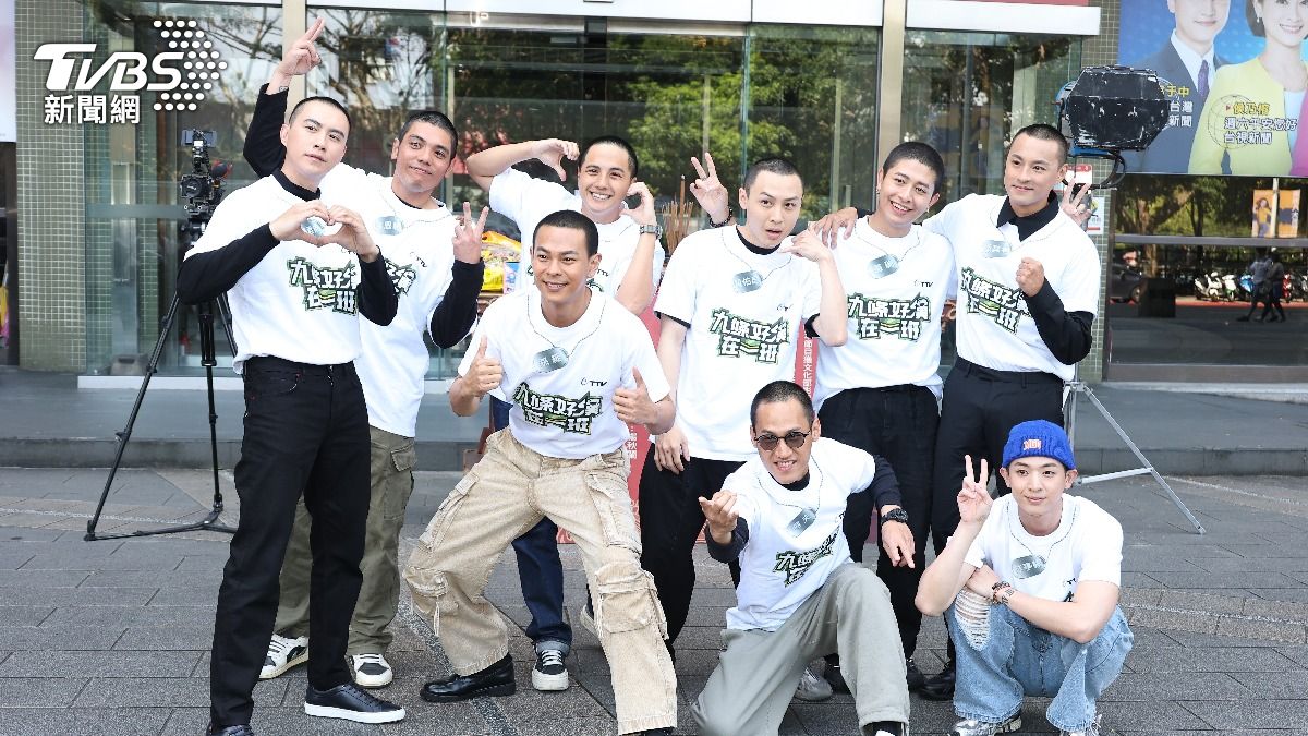 孫其君(上排最右)透露靠家教和外送拚一點能月收6位數。(圖/張哲鳴攝)