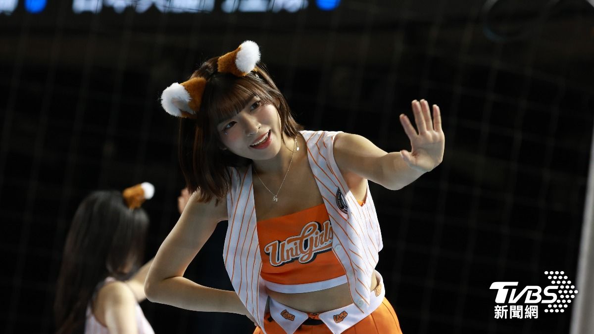 啦啦隊女孩共同演出火腿隊知名的應援狐狸舞。(圖/華子琛攝)