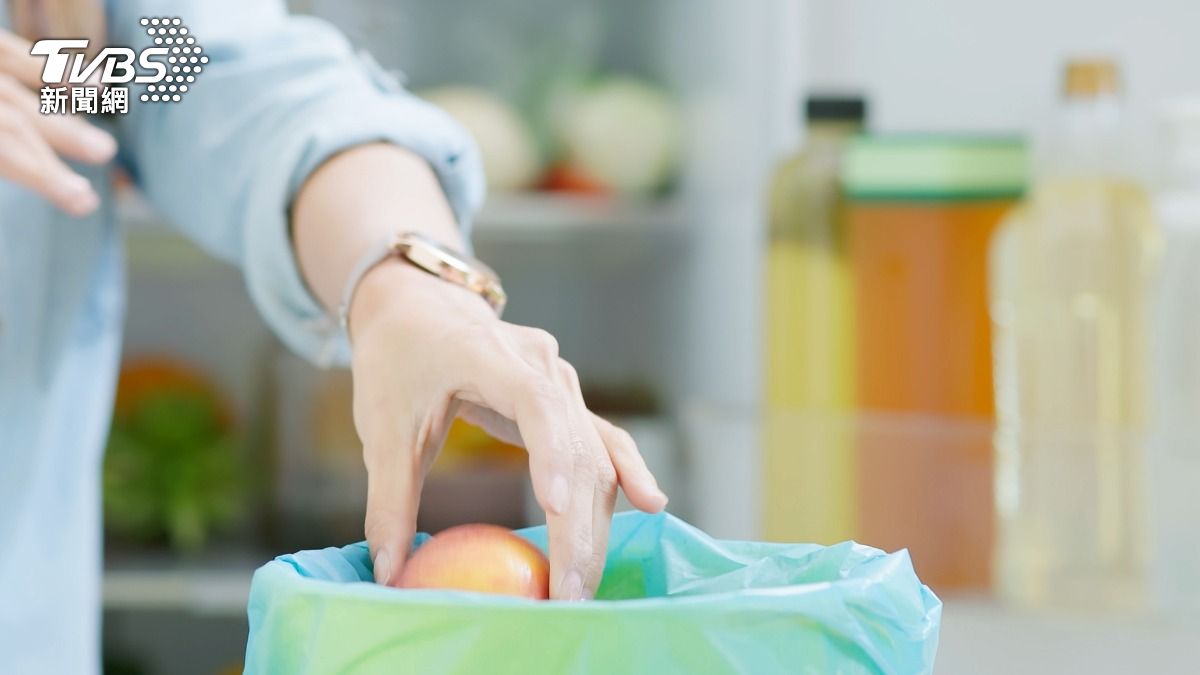 不爽過期食物被丟！婆婆「扔光媳婦名牌衣」：胖了也穿不下