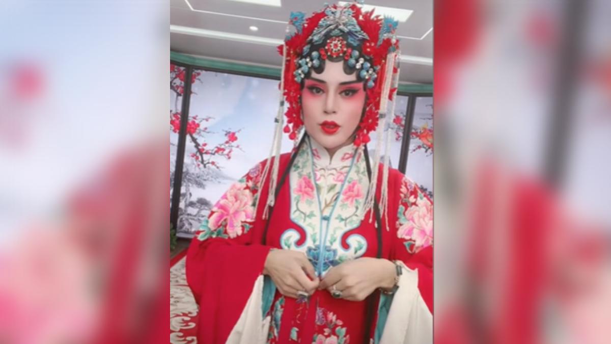 大陸百萬網紅羅大美,在戲劇學校就讀時學習女聲,由於男扮女裝比女人還漂亮,在各大網路平台擁有近300萬粉絲。(圖/羅大美抖音帳號)