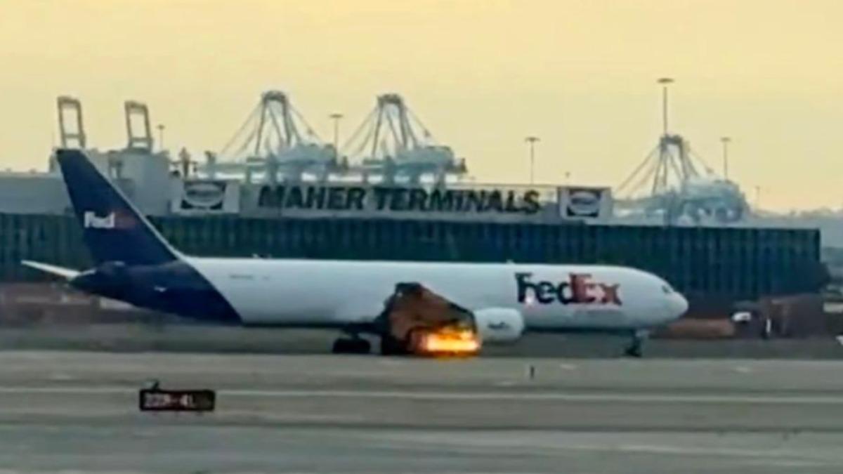 又遇鳥擊!Fedex貨機引擎空中爆炸 火光中迫降