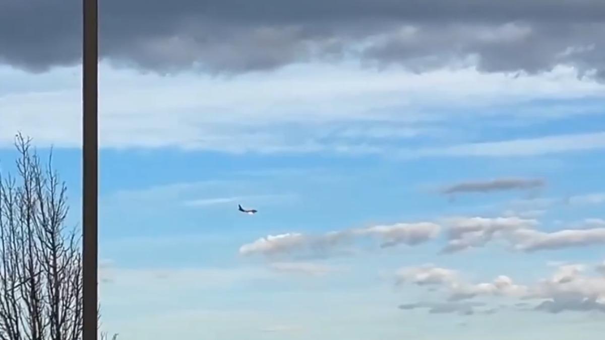 貨機空中起火準備迫降。(圖/翻攝@SteveGuest)