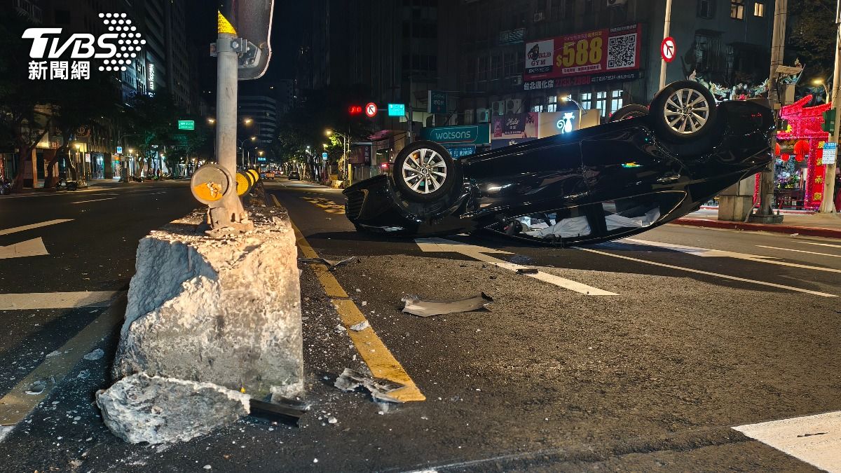 砰!多元計程車猛撞分隔島翻覆四輪朝天 後座乘客狼狽爬出
