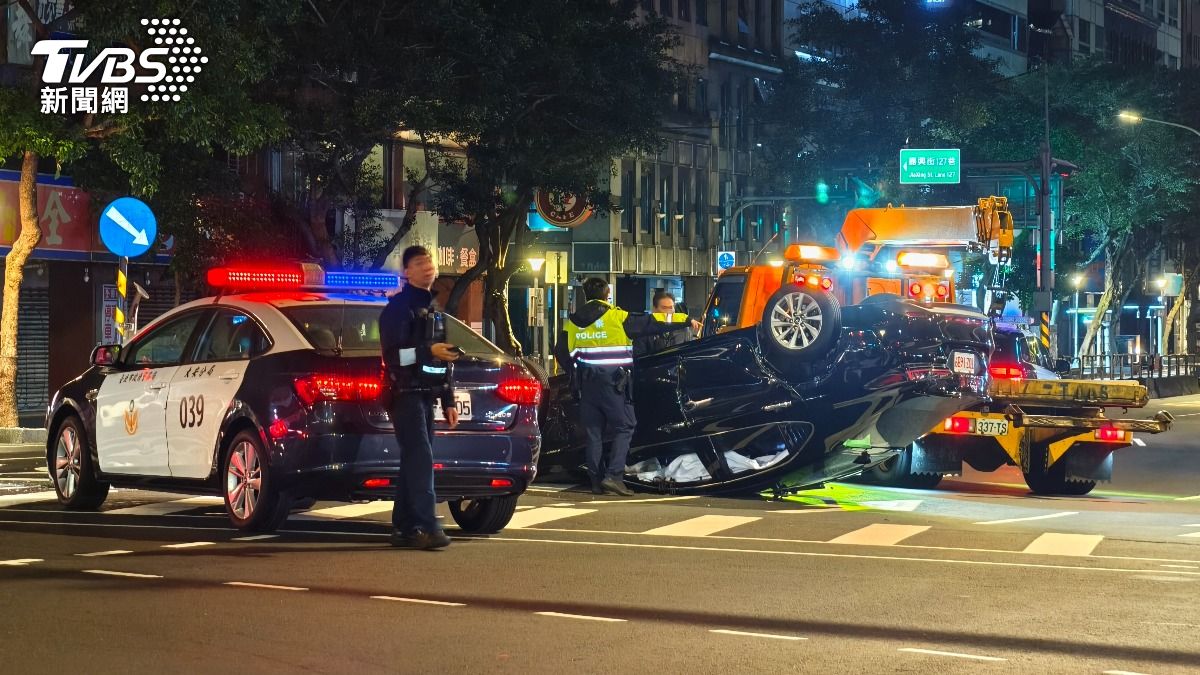 張姓運將自稱車禍當時未注意到分隔島,才會閃避不及撞上造成車輛翻覆。(圖/陳冠宇攝)