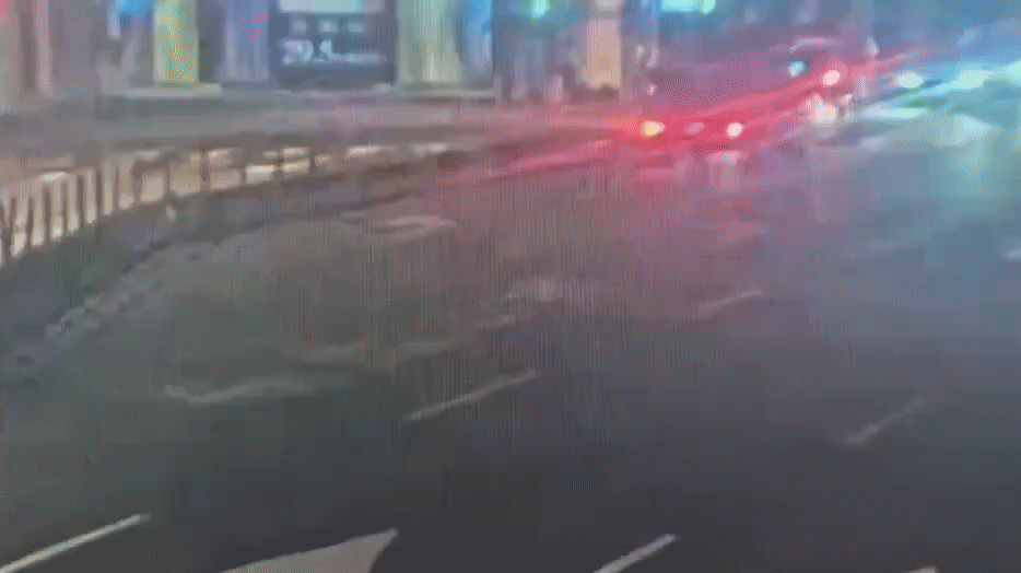 多元計程車翻覆過程。(圖/TVBS)