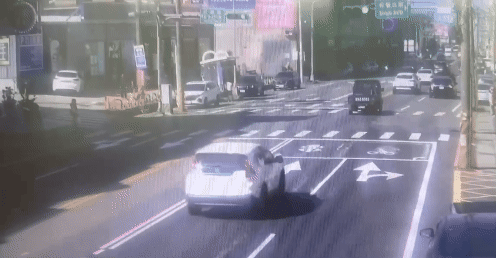 何男高速撞上停在路邊的2台車。（圖／TVBS）
