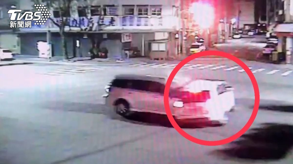 只是身為支線道車的林男,也沒有暫停讓幹線道車的蔡男先行。(圖/TVBS)