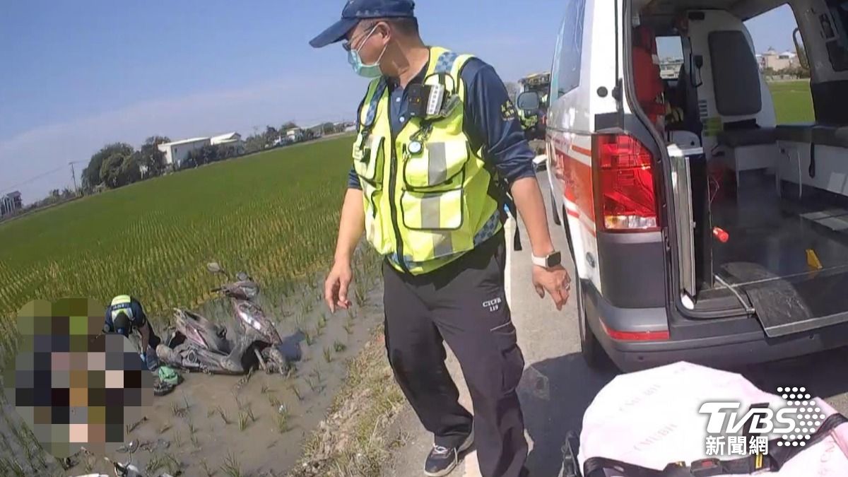 機車騎士雙雙噴飛農田。(圖/TVBS)