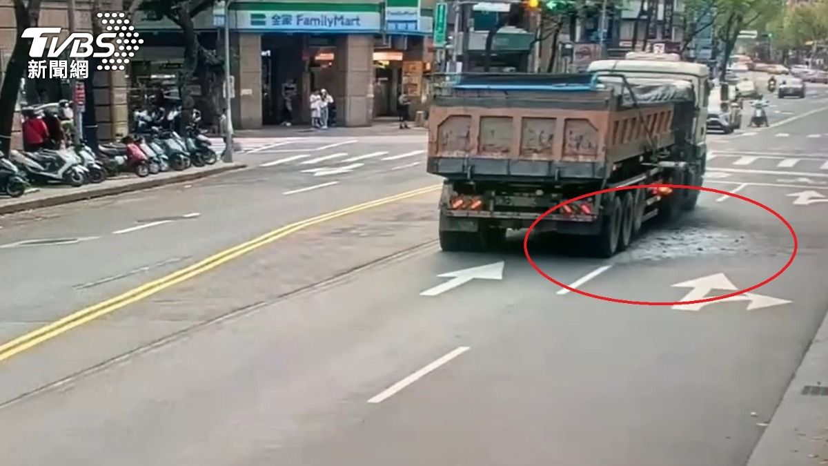 曳引車載運的廢土滲漏在地面上。(圖/TVBS)