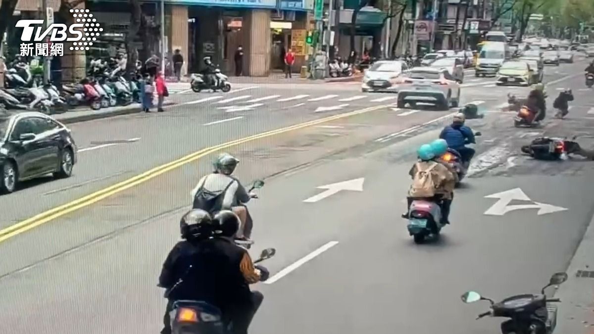慘摔片/10秒擊落4輛機車!騎士集體摔車 罪魁禍首是他