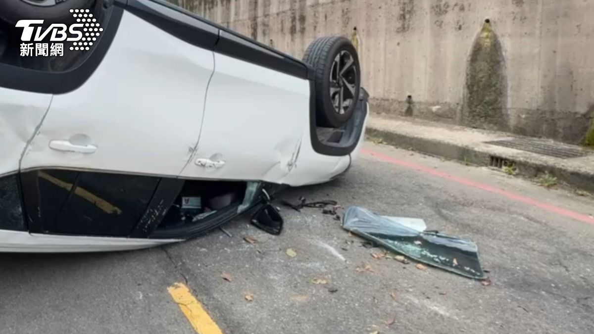 快訊/基隆UBER女司機疑閃神自撞人行道 整車翻覆2人送醫