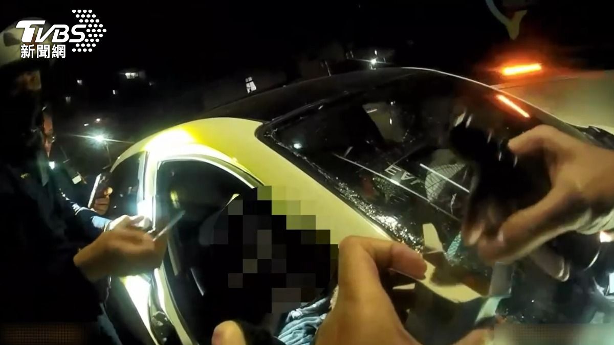小轎車駕駛毒駕拒檢,最後自撞電杆與公車才停下,警方在車上查獲毒品。(圖/TVBS)