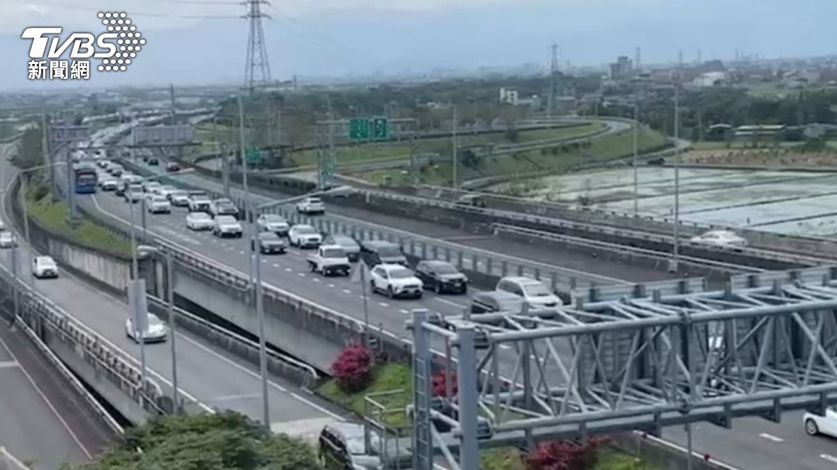 228連假最後一天!國5北上湧入車潮 雪隧前「紫爆」