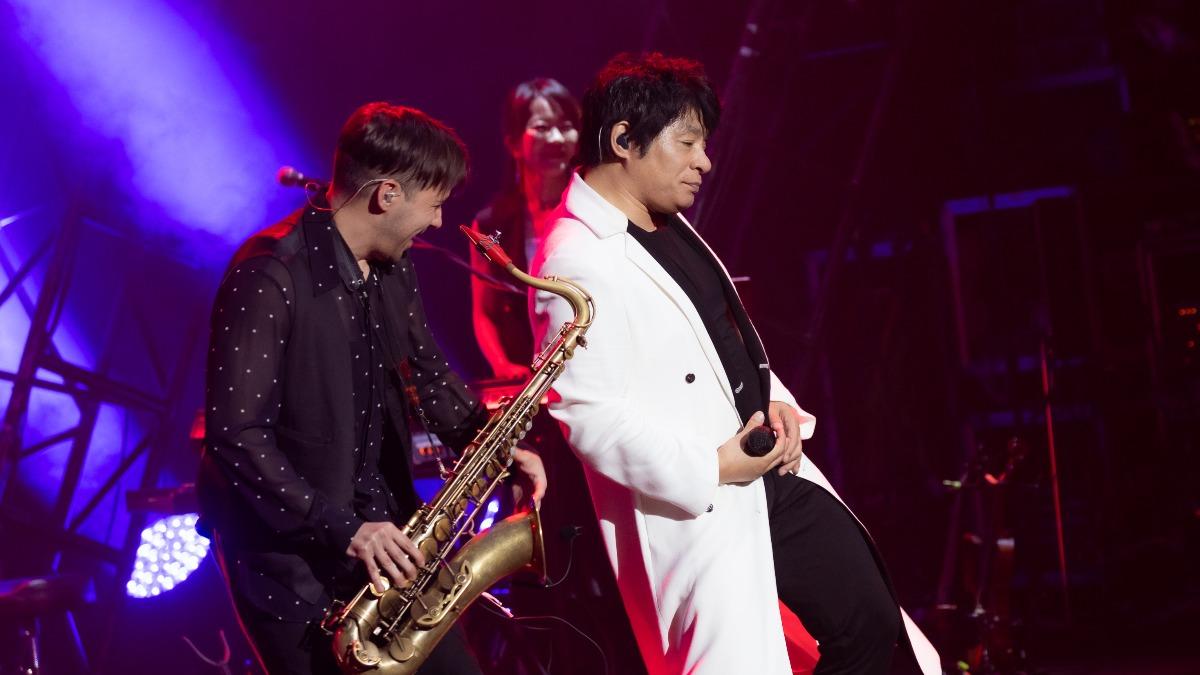 ASKA穿著招牌風衣演唱。(圖/寬宏藝術、Welcome Music提供)