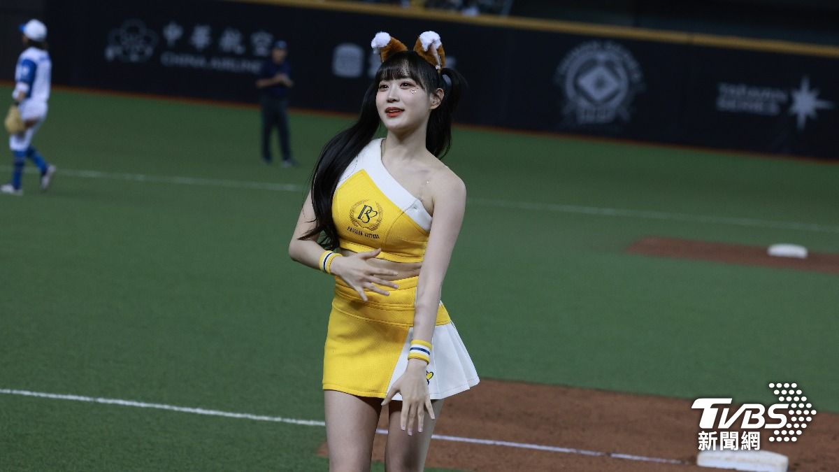 中信兄弟韓籍啦啦隊女神邊荷律。(圖/華子琛攝)