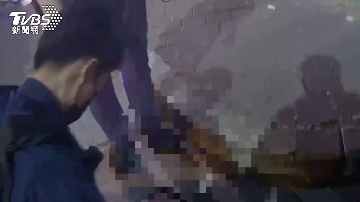 支援警力到場將酒駕鬧事的楊男壓制逮捕。(圖/TVBS)