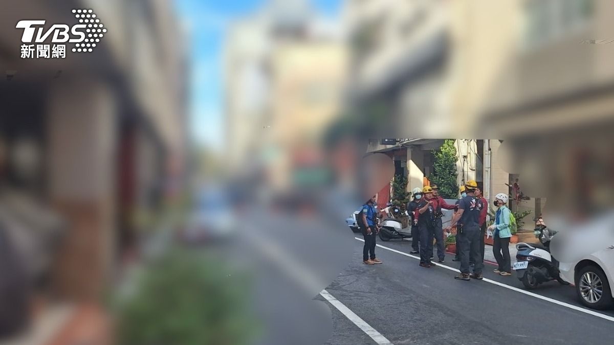 高雄鹽埕「銀樓一條街」發生墜樓意外。(圖/TVBS)