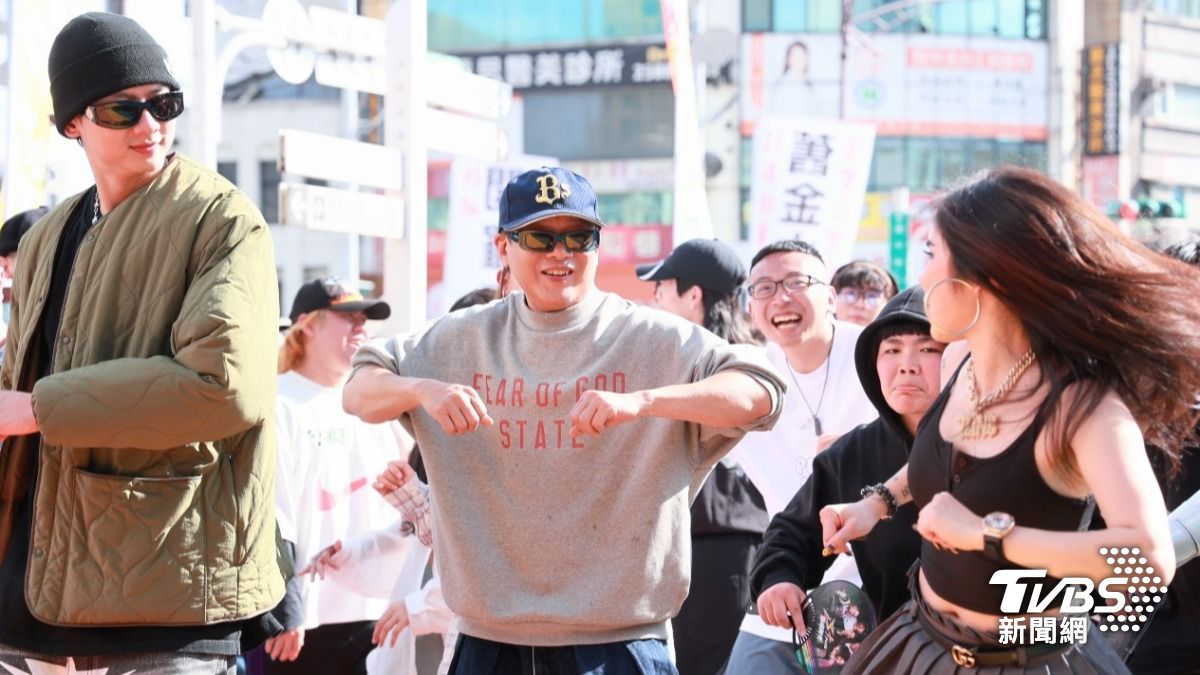李康生跟著音樂熱舞。(圖/趙世平攝)