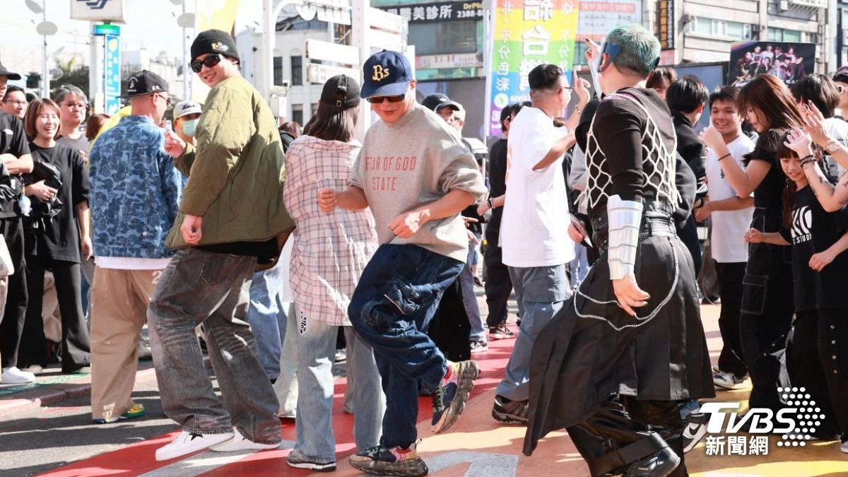 李康生跟著音樂熱舞。(圖/趙世平攝)