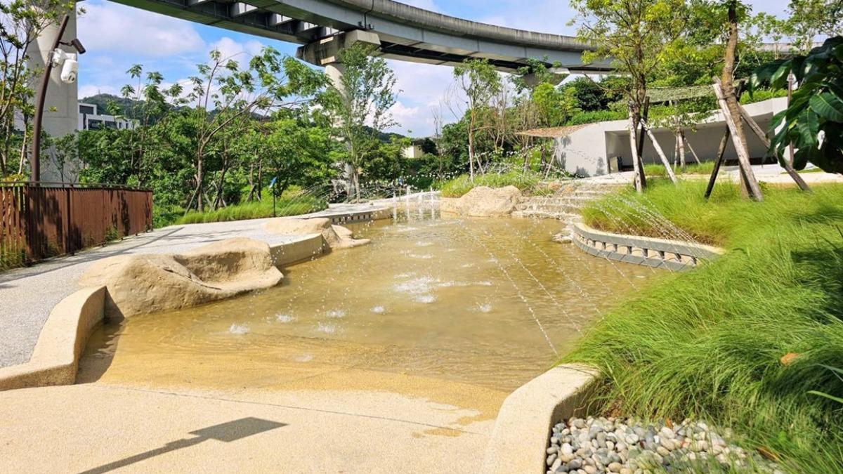 「戲水沙坑」只有夏季才開放,可讓小朋友玩水消暑。(圖/新北市美術館提供)