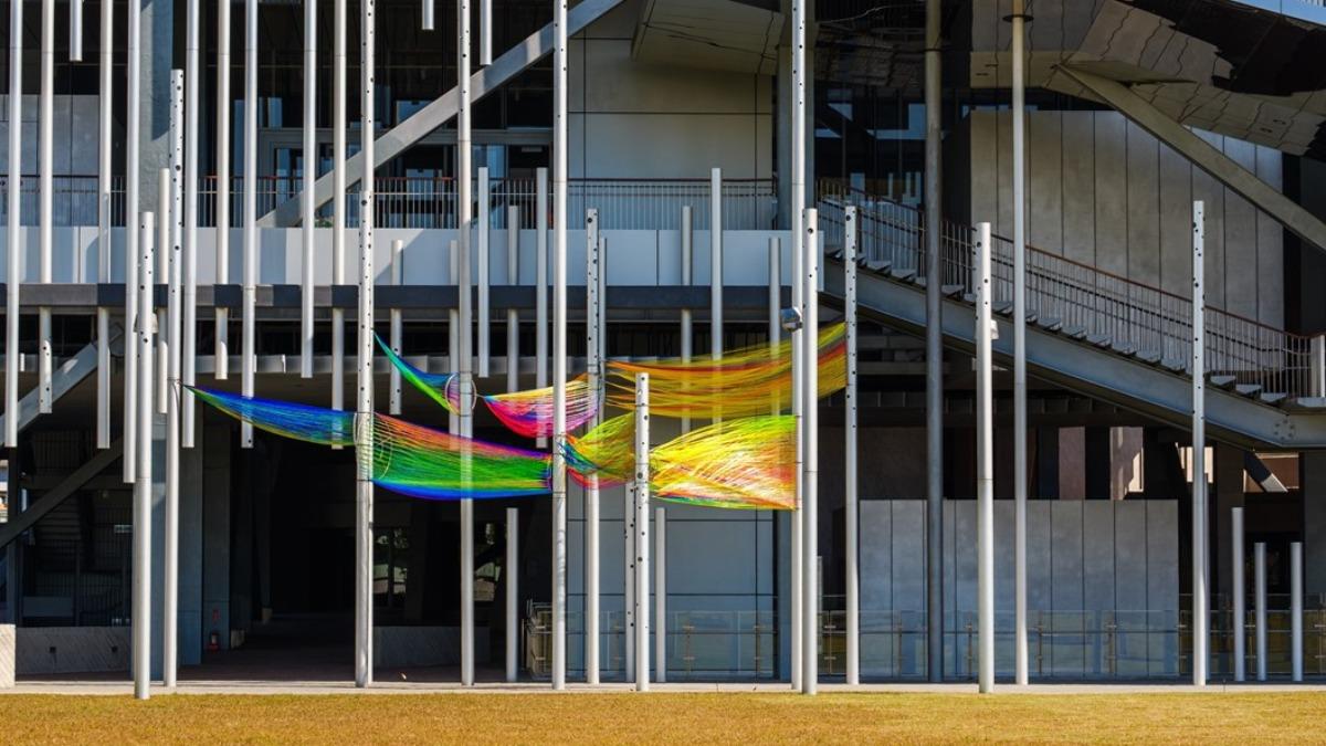 作品「在彩虹的起點與終點」目前於新美館外展出。(圖/新北市美術館提供)