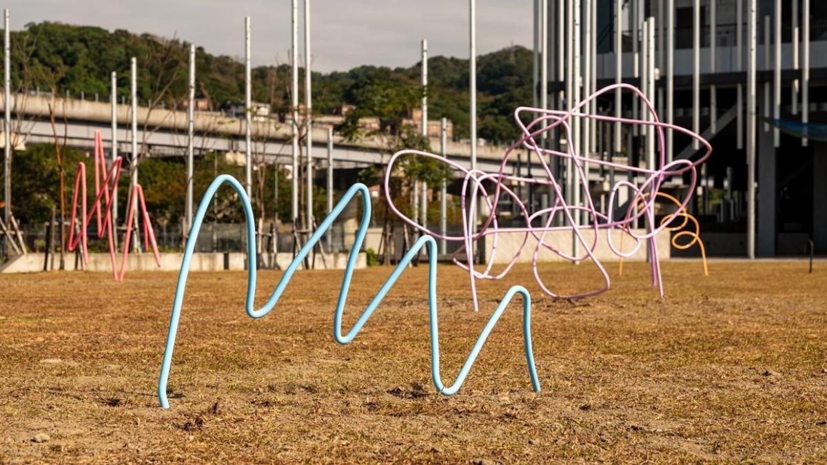 「彩色筆的野餐」等9組作品展出中。(圖/新北市美術館提供)