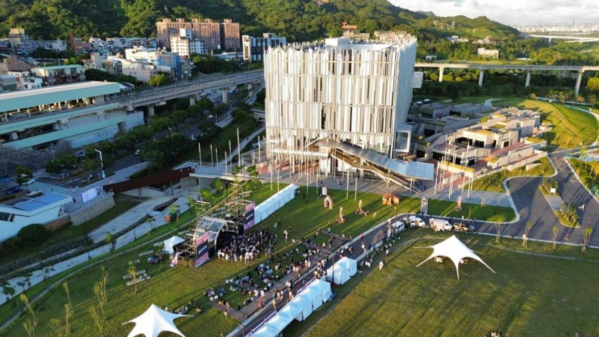 「戶外園區」佔地廣闊,展示著多組長期設置公共藝術作品。(圖/新北市美術館提供)