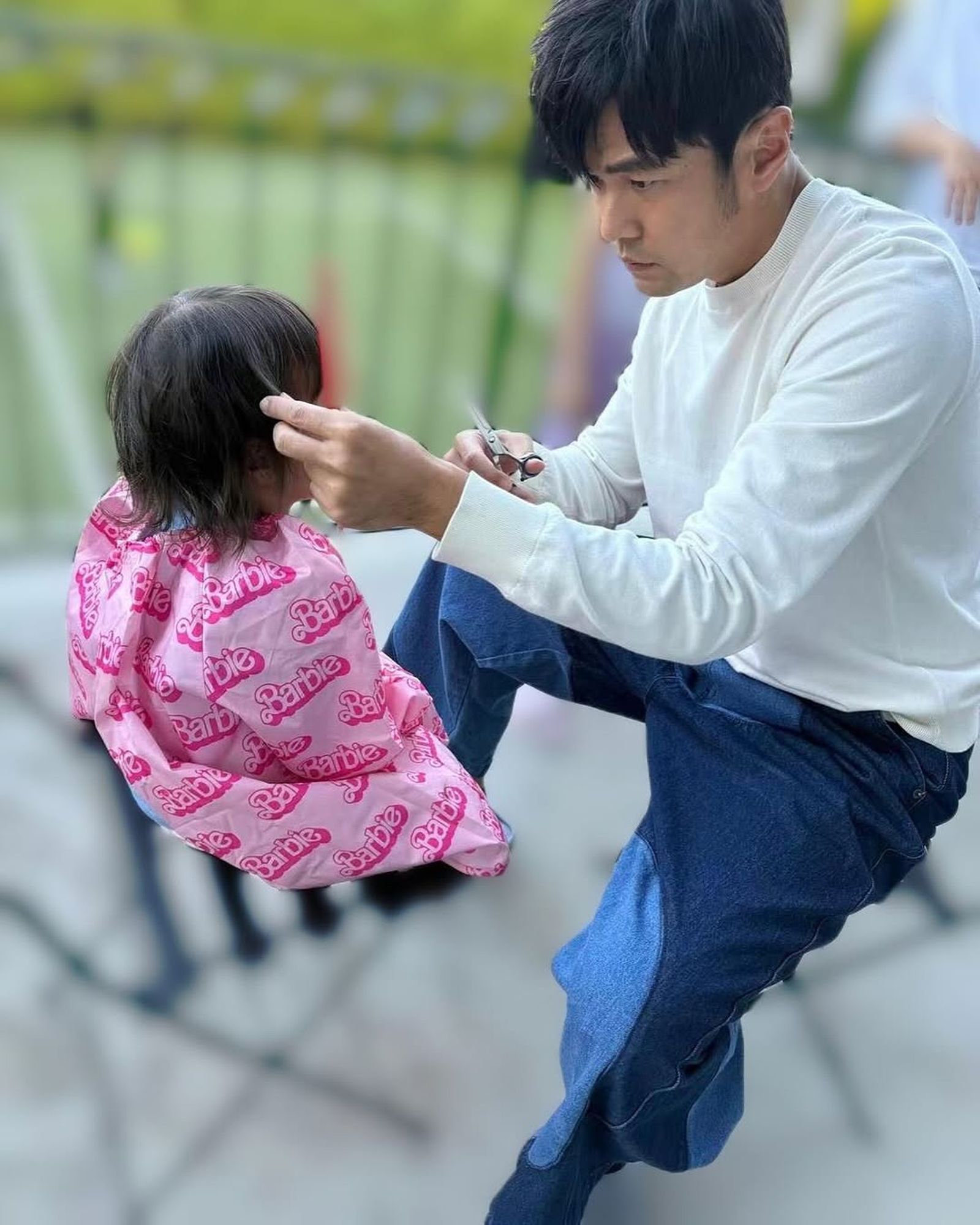 周杰倫認真幫女兒剪頭髮。(圖/翻攝自hannah_quinlivan IG)