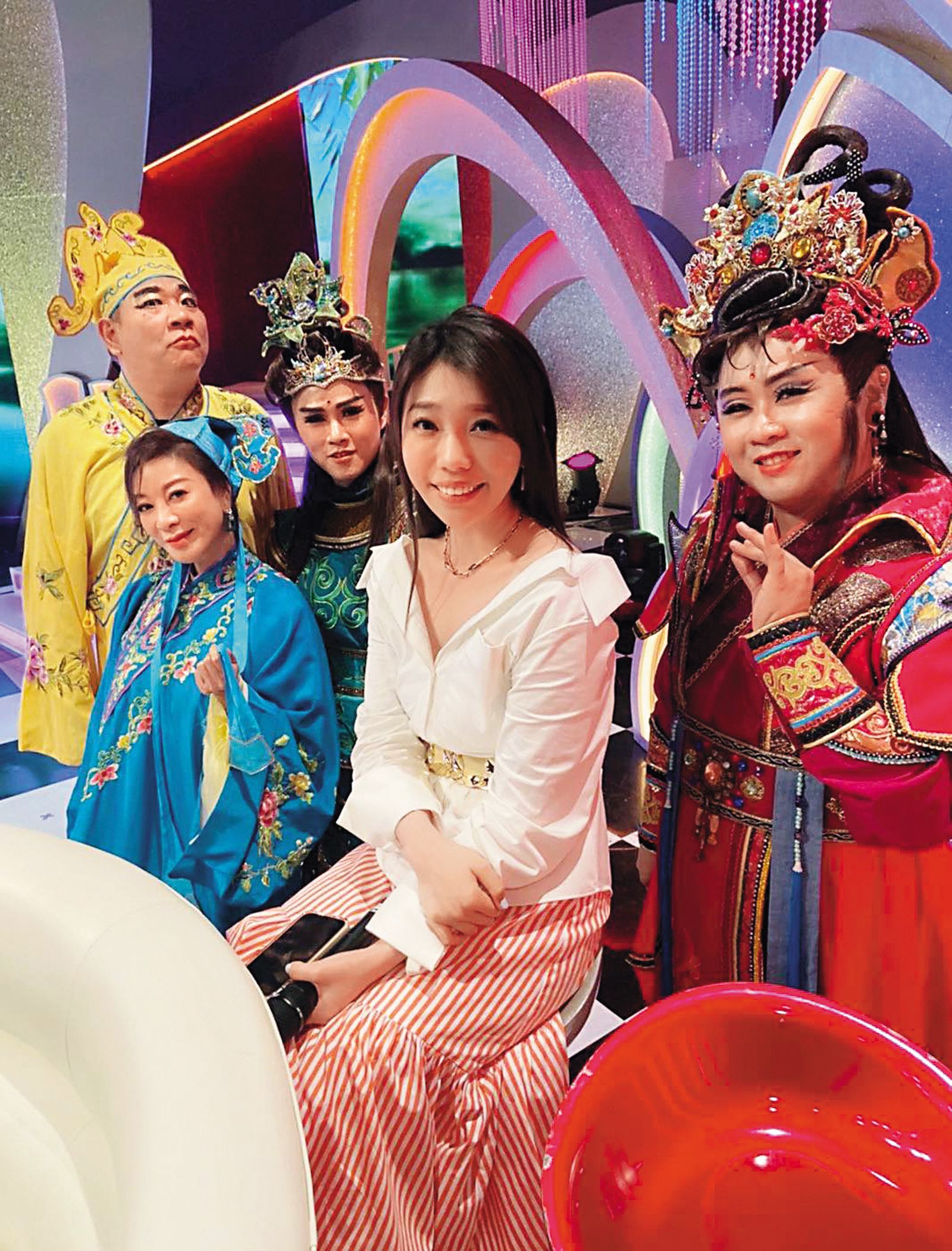 白雲（左1）、楊繡惠（左2）大動作宣布分手，引發歌手蔡家蓁（右2）等友人紛紛關心詢問。