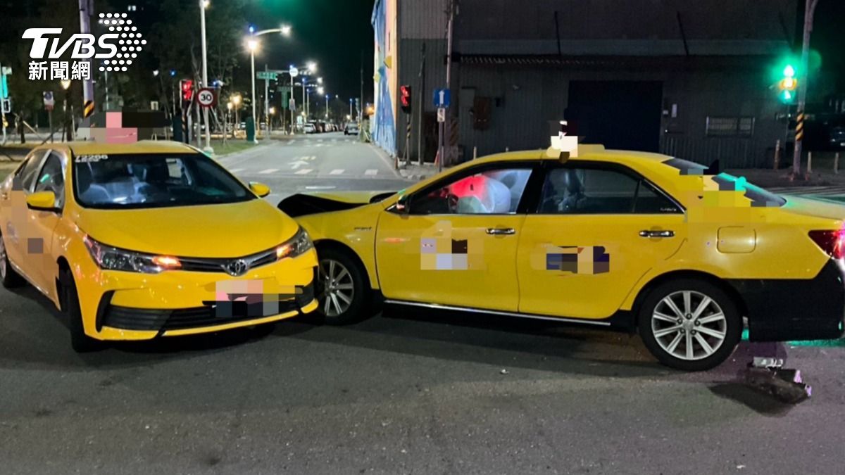 高雄運將貪快違規迴轉!下秒遭同車行司機追撞 驚悚瞬間曝