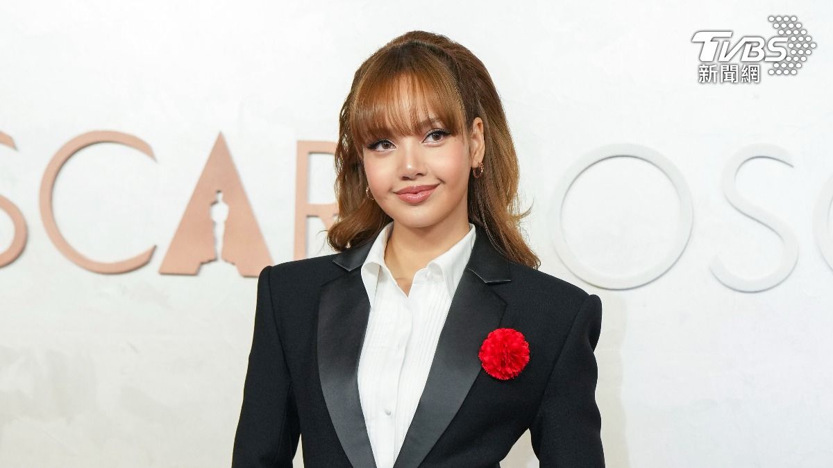奧斯卡97紅毯/我想酷一點!Lisa選燕尾服連身裙 「不穿LV」有原因