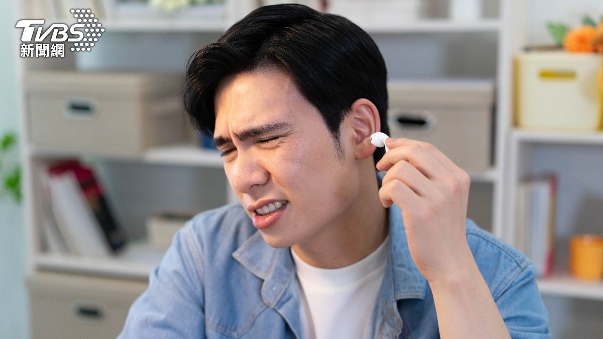 耳機族快看!醫揭「這款」耳機風險最大:恐傷聽力還眩暈