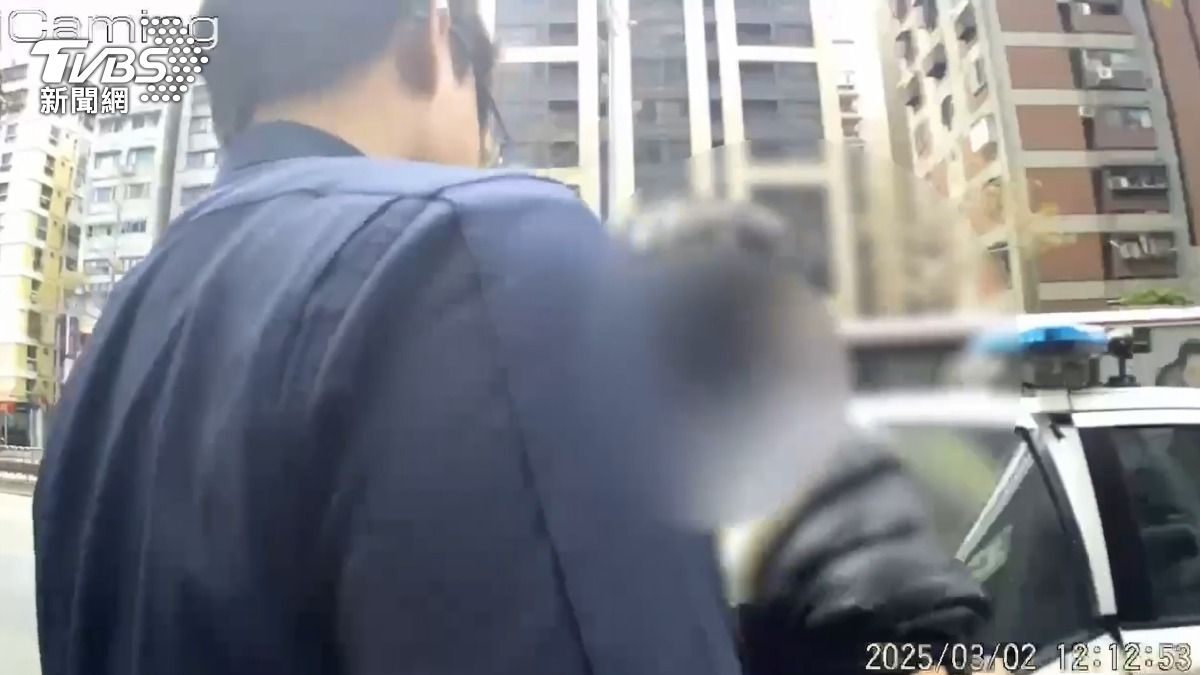 警方在路上攔查逮捕涉案的周男。(圖/TVBS)