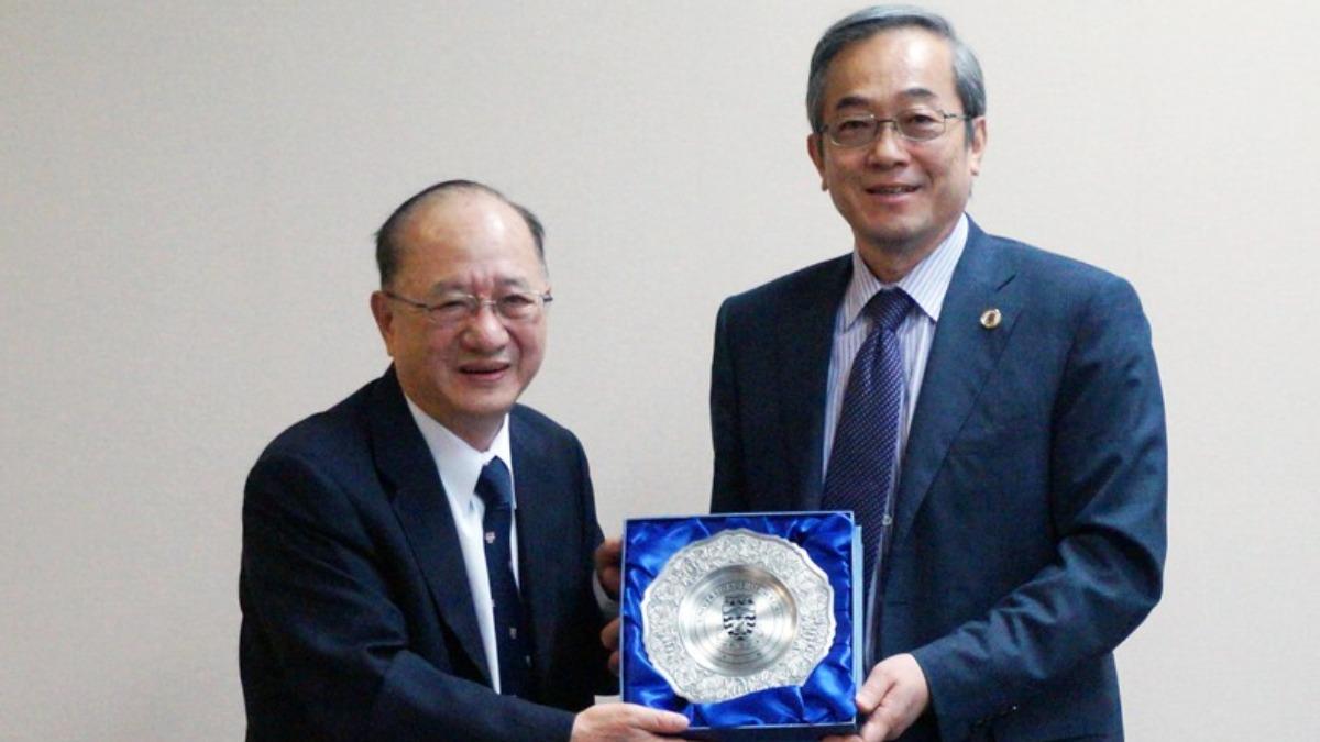 王昭雄董事長(左)。(圖/翻攝自嘉藥官網)