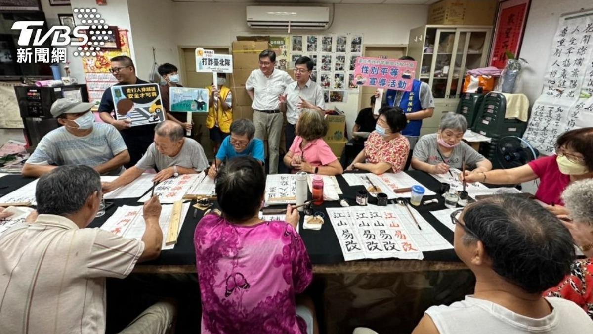 銀髮族成為詐騙集團眼中的肥羊,因此警方走進鄰里舉辦反詐宣導講座。(圖/TVBS)