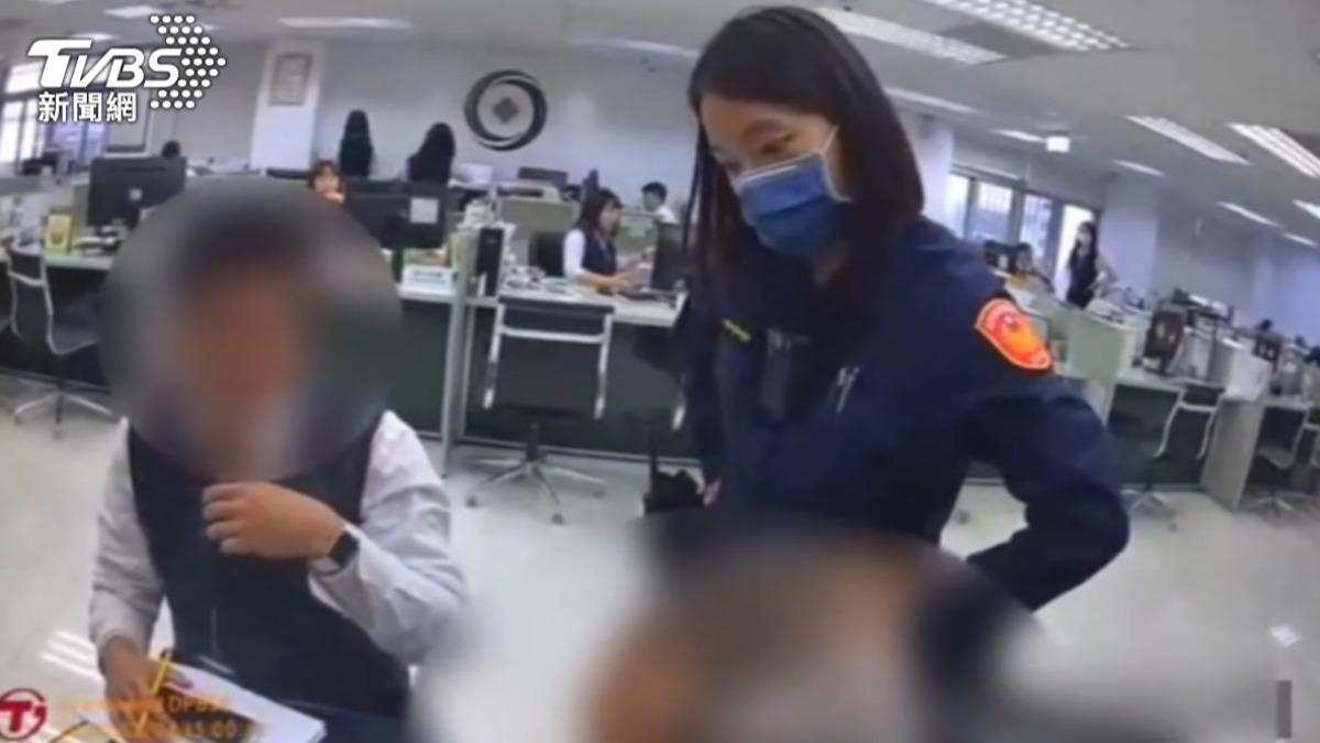 警方接獲銀行通知到場阻止被害人匯款。(圖/TVBS)