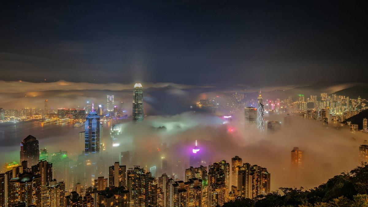 霧鎖維港夜空!迷離美景吸攝影族搶拍 「天空之城」狂洗版