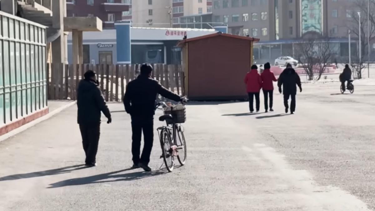 歐甘迺迪拍下北韓街景。(圖/翻攝自Mike Okay YT頻道)