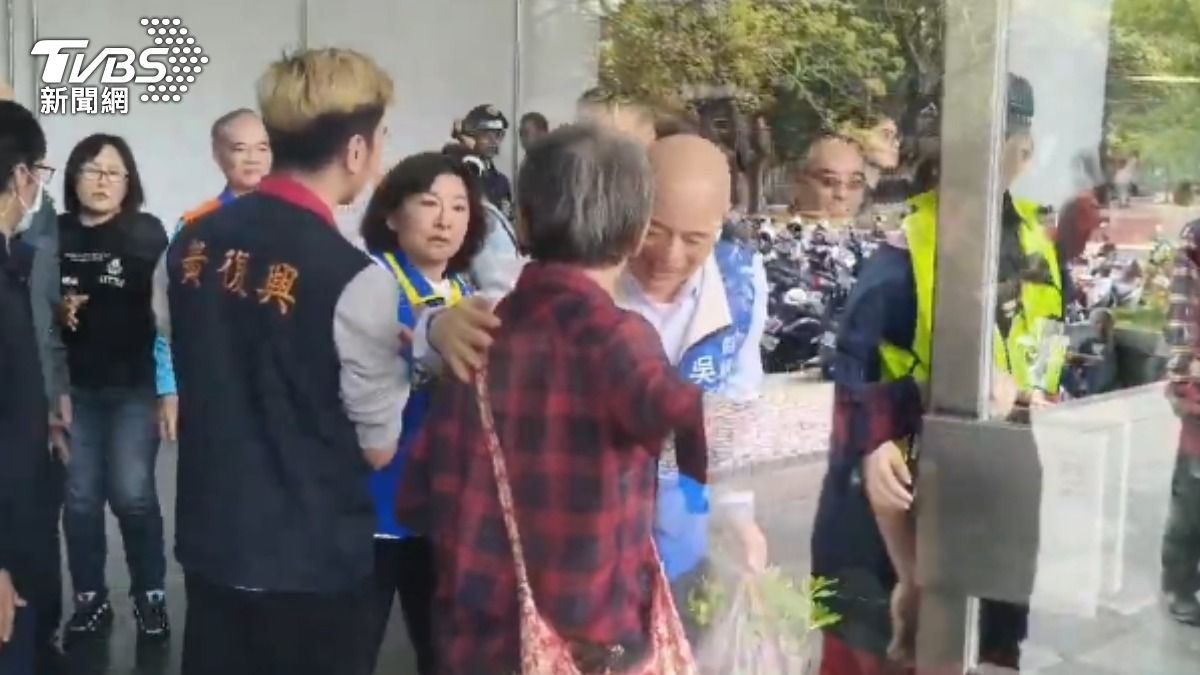 該名退休教師當時激動稱「我從小待到大的花蓮,怎麼變這樣?」(圖/TVBS)