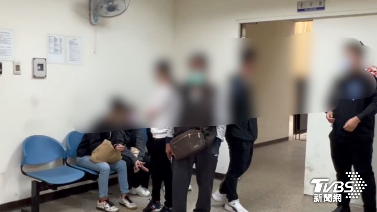 國中生父母、阿公現身台南市立殯儀館。（圖／TVBS）