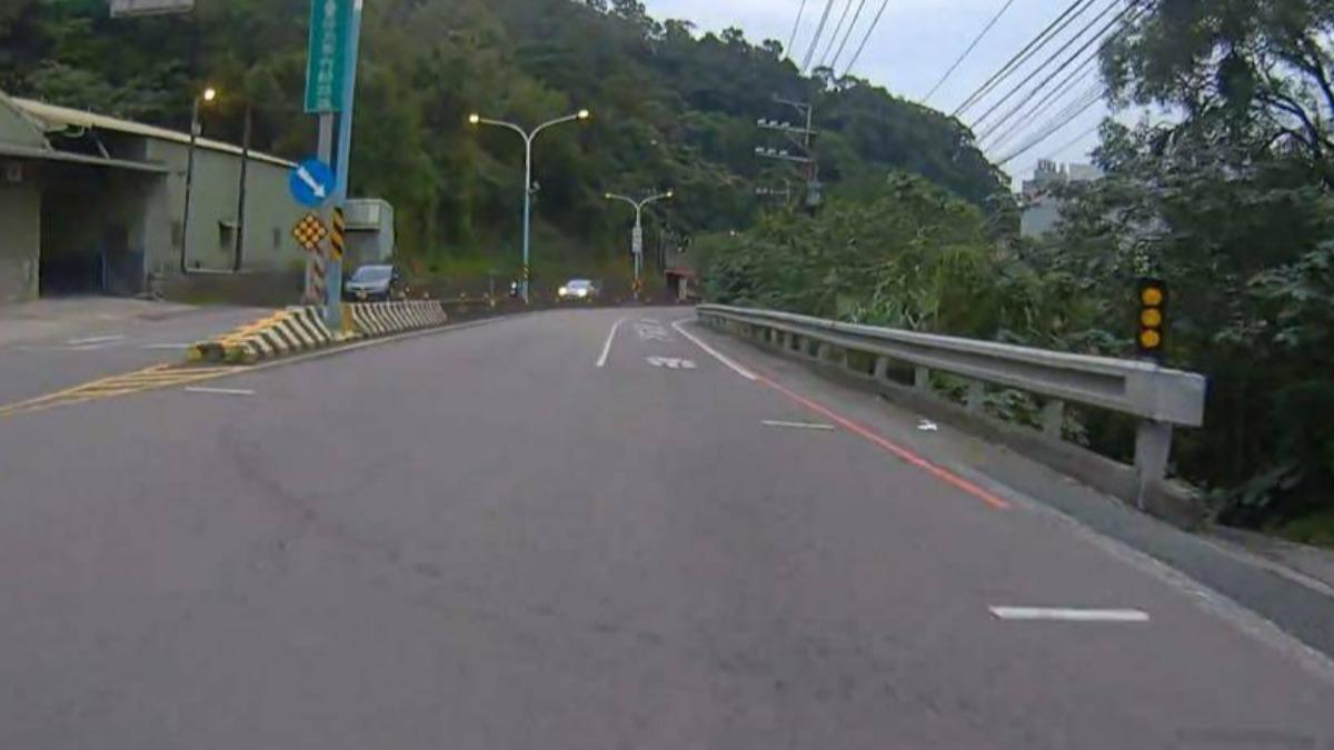 網友對比行車記錄器，發現時間都跟罰單時間差10秒。（圖／網友提供）