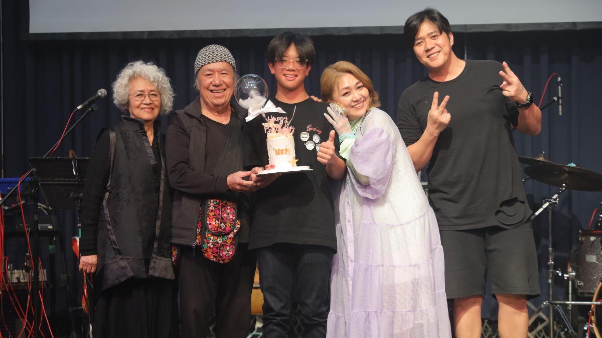 北原山貓吳廷宏(左2)幫女兒亦帆慶生。(圖/原蔚音樂工作室提供)