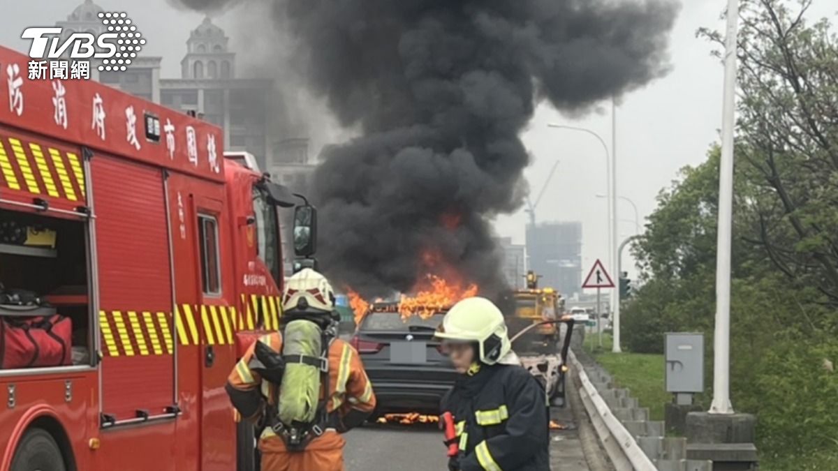 國2桃園段BMW燃燒!黑煙直竄天際 女駕駛、2乘客急逃生