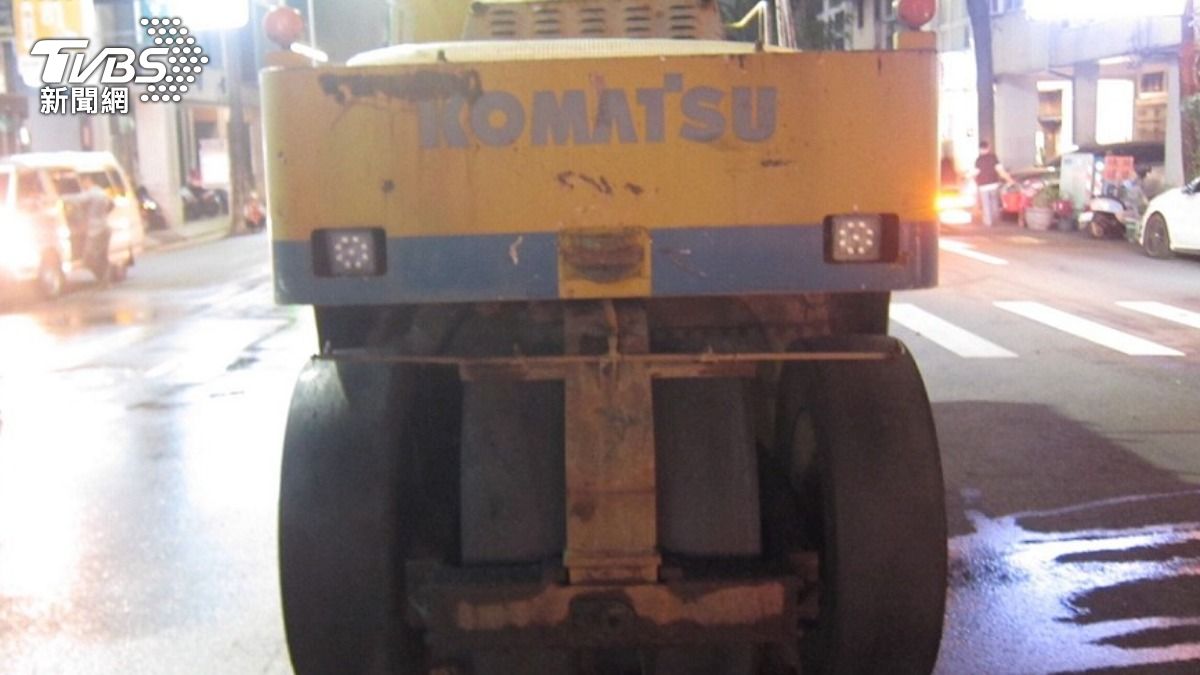 丁男開著壓路機倒車輾斃同事。(圖/TVBS)
